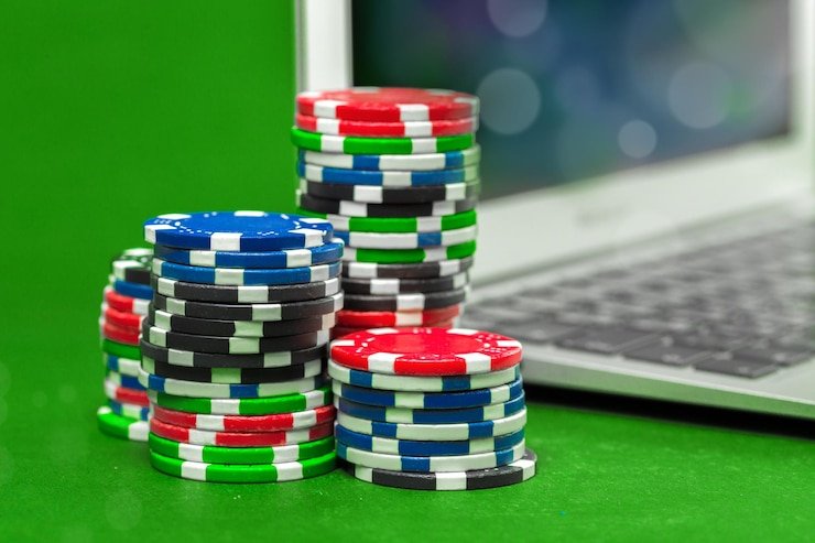 Pengguna bermain Ikan Jackpot di ponsel melalui aplikasi uang888